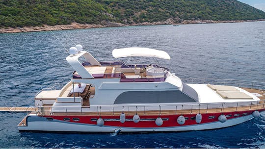 82ft Motor Yacht Private Tour with Luxurious Amenities!