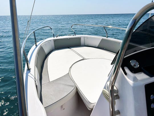 Bateau « Fiore » de 19 pieds avec skipper, moteur hors-bord de 40 ch