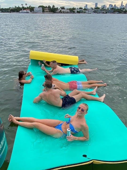 ¡Disfruta de Miami en un catamarán de 60 pies con jacuzzi!