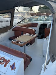 Sea Ray Sundancer navegando en el DMV. Ofrecemos paquetes y servicios profesionales