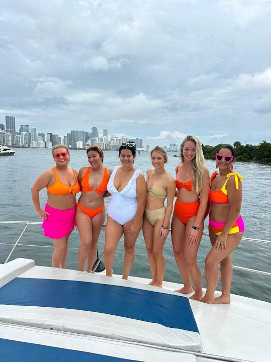 Profitez de Miami à bord d'un yacht à moteur Sundancer de 44 pieds ! ! !