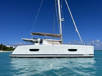 Catamarã Helia Fountinae Pajot de 44 pés para navegar em Turks e Caicos 