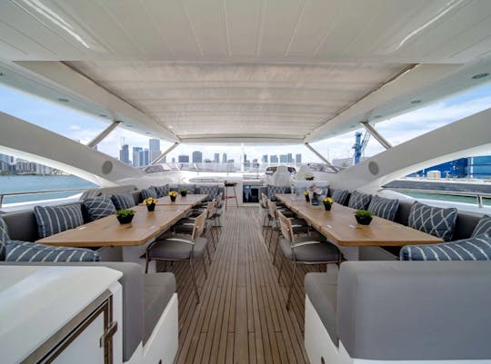 Super yacht SUNSEEKER 120 à Cancún. L'équipage du Super Yacht
