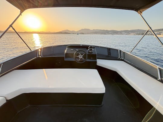 Excursion privée en yacht à moteur à Bodrum avec déjeuner pendant 6 heures