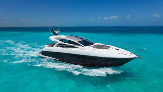 Sunseeker de 64 pies con tripulación de superyate. ¡Visita Isla Mujeres con estilo!