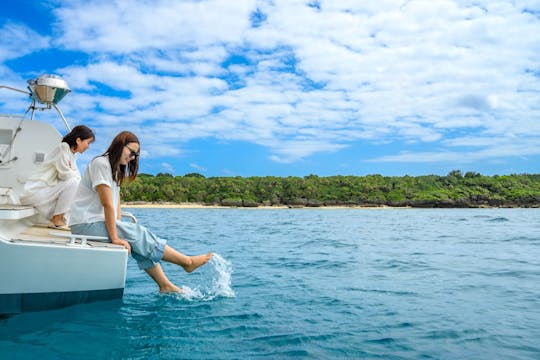 ¡Crucero de medio día en Okinawa en un catamarán de lujo!