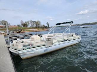  25ft Fish and Cruise Tritoon with Yamaha 150 on Lake Hartwell
