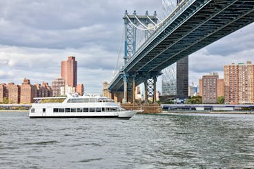 Alquiler privado de yate de lujo de 110 pies en Nueva York | Cena de 6 platos y música en vivo