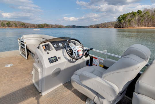 Bennington Tritoon de 24 pés, 12 assentos totalmente carregados no lago Hartwell
