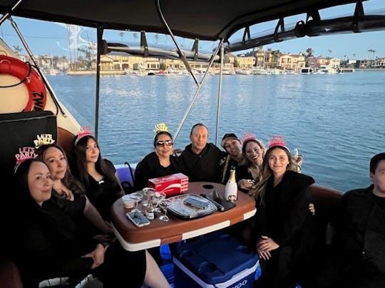 ¡Únase a nosotros en los fines de semana de 42 pies del Sea Ray Sundancer con un capitán con licencia de la USCG!