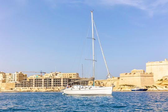 Charter 43' Beneteau Cyclades Cruising Monohull in Għajnsielem, Malta
