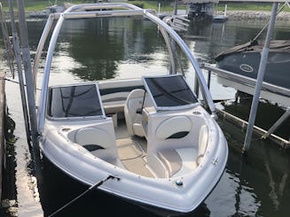 Bateau à moteur avec porte-bagages sur un quai privé sur le réservoir Geist