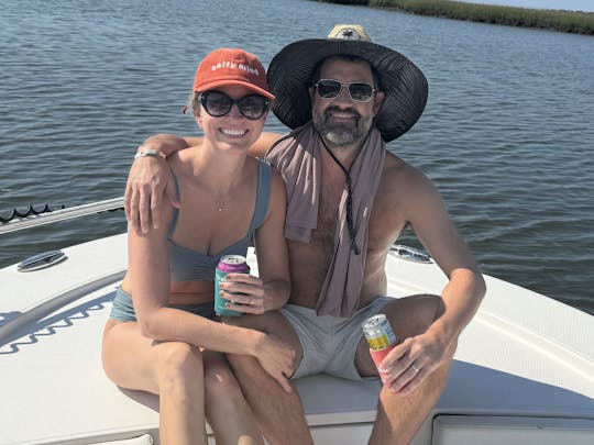 A aventura espera por você em nosso Robalo Center Console de 24 pés em Folly Beach, Carolina do Sul