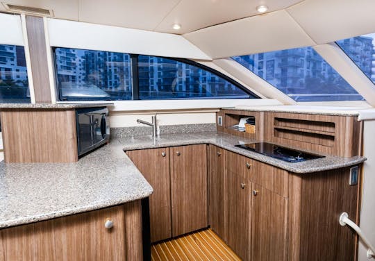 Cómodo flybridge Meridian 45 