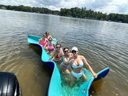 Bote de fiesta en pontones en el lago Norman
