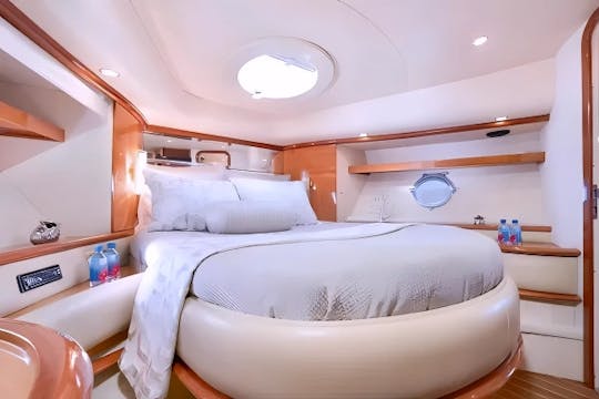 Embarquez sur le Flybridge 65 depuis le port de plaisance de Miami Beach pour une fête en yacht inoubliable ! 