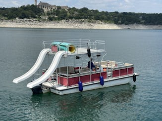 滑って楽しむ：テキサス州オースティンのトラビス湖での2階建てパーティーボート