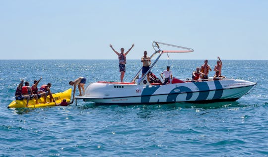 Bateau à moteur pour sports nautiques - Profitez de la mer
