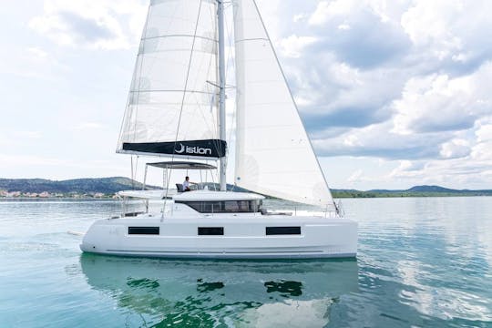 Catamarán de vela Lagoon 46 en la bahía de Kotor