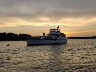 Relaxe a bordo do Classic Motor Yacht Gypsy no sul da Nova Inglaterra e na Flórida