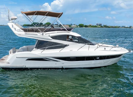 350 $/heure | 13 personnes | Yacht Galeon de luxe