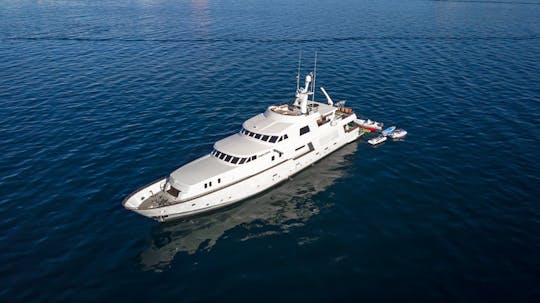 Un yacht de luxe très abordable ! Passez vos nuits et vos journées à vous faire dorloter dans le LUXE !