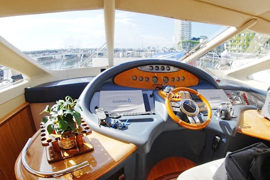 ¡DISFRUTE DE MIAMI EN EL NUEVO AZIMUT DE 68 PIES CON JACUZZI!
