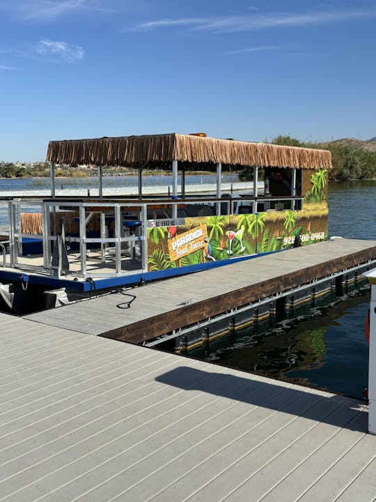 Pontón Margaritaville con forma de cabeza de loro, con la ayuda de los perros