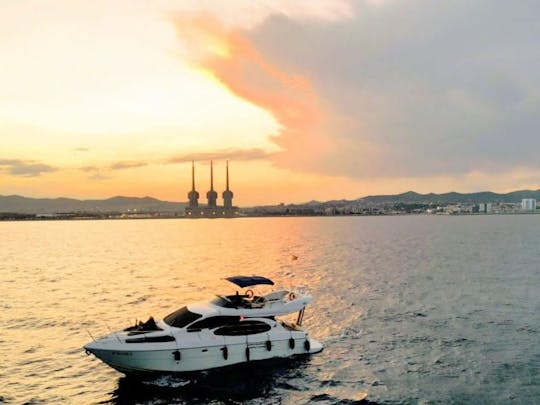 1 heure de coucher de soleil privé à Barcelone. Yacht à moteur pouvant accueillir jusqu'à 11 personnes avec boissons et amuse-gueules