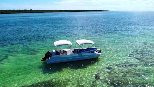 Enjoy Key Largo on this spacious Bayliner Deck Boat for up to 10 people