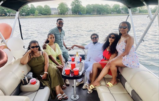 Pontoon Lounge de 26 pés no Potomac