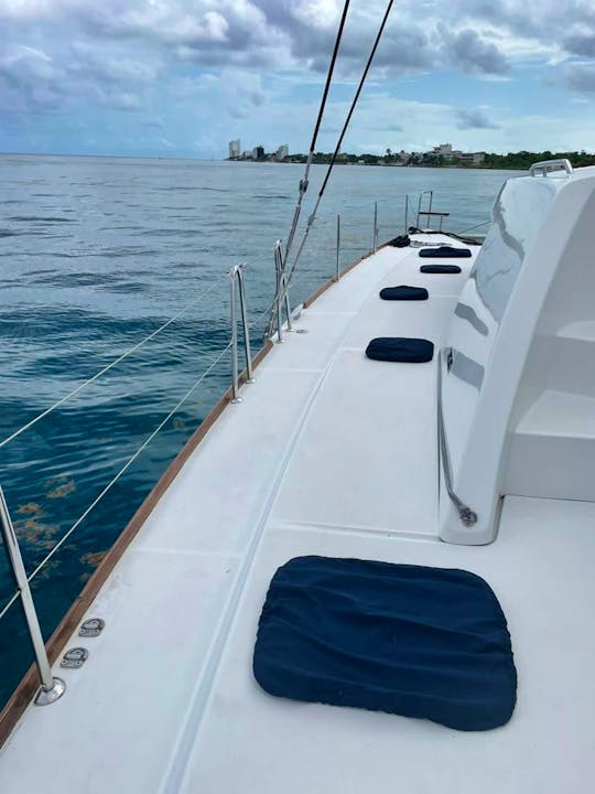 Lagoon 44’ with Open Bar and Full lunch. 