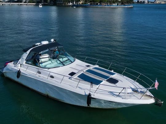 Profitez de Miami à bord d'un yacht à moteur Sundancer de 44 pieds ! ! !