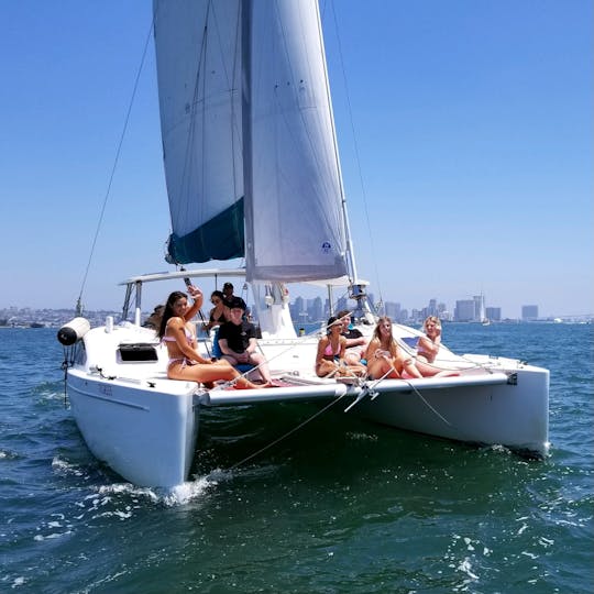 Navegación en catamarán por la bahía de San Diego, espaciosa y estable, navega con un gato divertido