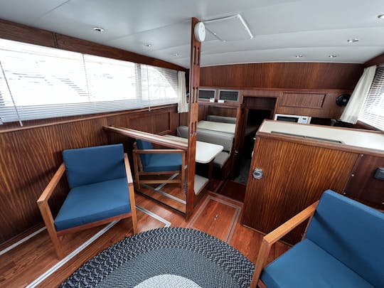 Classic 43ft Hatteras w/Captain Included in Hourly Rate (Chicago)