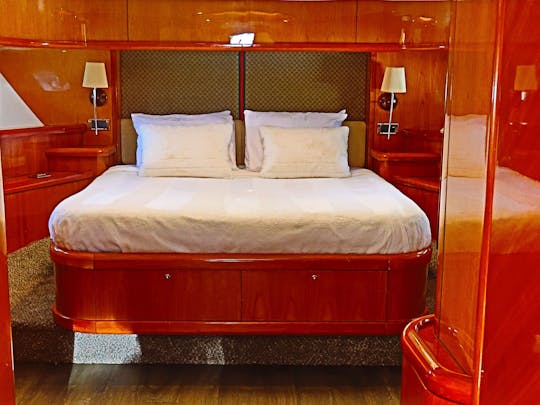 Megayate Sunseeker de 90 pies: experiencia de lujo con jacuzzi a bordo