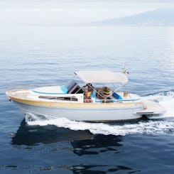 Passeio de barco privado de dia inteiro em Capri saindo de Sorrento (capitão e combustível incluídos)