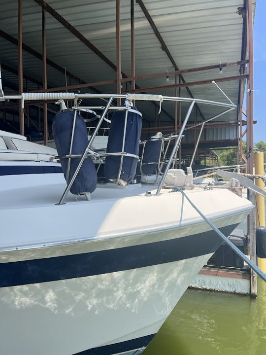 Alquiler de yate a motor Crist Craft de 38 pies en aguas planas en el lago Texoma