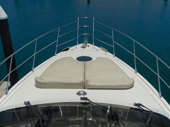 Iate Azimut de 58 pés para cruzeiro em um dia de verão no PV.