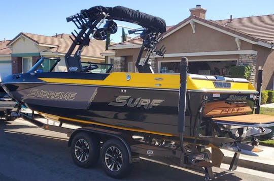 ¡Surfea en Arizona! ¡Alquile un Supreme Surf Boat con un capitán para disfrutar de un día increíble!