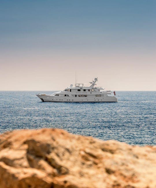 M/Y ジョジョ・カンティエリ・ナバリ・ロサト・パワー・メガ・ヨット・レンタル（モナコ、モナコ）