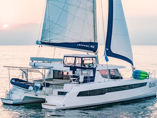 Bela frota de vela, catamarãs e veleiros mantidos profissionalmente