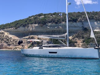 COME AND SAIL ON THIS BEAUTIFUL ELAN MONOHULL BUILT FOR PERFORMANCE AND COMFORT