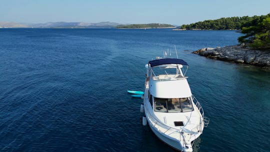 Bayliner 3587 Motoryacht for charter or daily tour with Novelty Tours