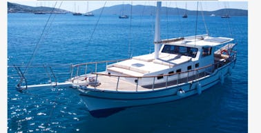 Passeio de barco privado em Bodrum a bordo do iate Gulet 48'