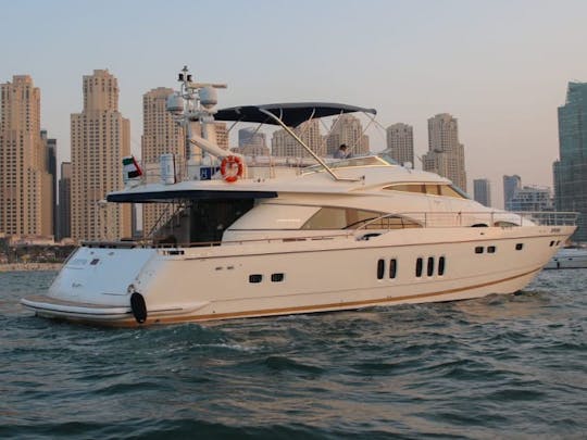 Découvrez Dubaï à bord de notre yacht à moteur Liberty de 80 pieds