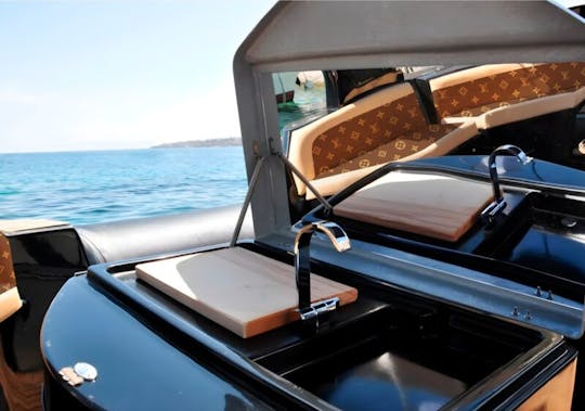 Antiguo barco Matrix Rib en Elia, Grecia