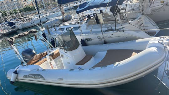 RIB autônomo de 24 pés Capelli Tempest 690 - Msida Marina Pieta Quay