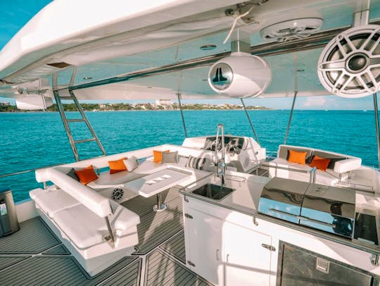 5 ⭐️  LEOPARD 51’ Power Catamaran in Cancun. Super Yacht Crew.