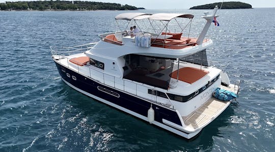 El catamarán Lagoon Power 44, está anclado en Marina Fontana